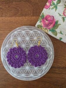 Boucles d'oreilles crochet fait main FLEUR 13 TOUCH ATOUT BOUCLES DOREILLES FLEUR VIOLET ACCESSOIRE DE MODE AU CROCHET FAIT MAIN