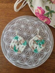 Boucles d’oreilles crochet fait main GRANNY 12 TOUCH ATOUT BOUCLES DOREILLES GRANNY VERT ET BEIGE ACCESSOIRE DE MODE AU CROCHET FAIT MAIN